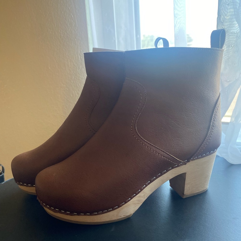 Novacas Marlowe Vegan Clog Boots. Tan. Like New! MooShoes. Free People.